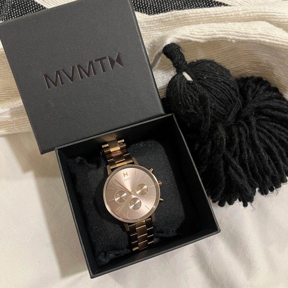 AMAZING women’s MVMT watch! Goes with everything!